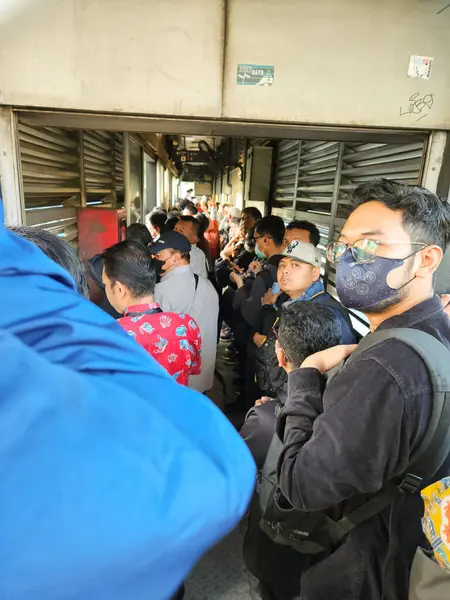 Jakarta, Endonezya - 25 Mart 2024: Trans Jakarta otobüs durağında yoğun insanların görüntüsü