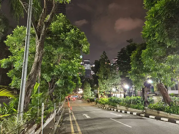 Jakarta 'nın ofis bölgelerinden birinde gece sokak manzarası