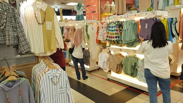 Jakarta, Endonezya - 23 Mart 2024: Thamrin Şehir Alışveriş Merkezi, Jakarta 'da bir giyim mağazasının atmosferi.