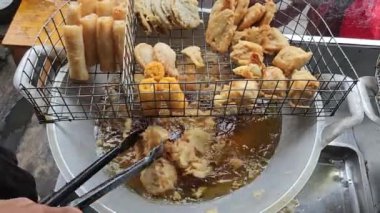 Gorengan ya da Fried Food Endonezya 'da popüler bir atıştırmalık çeşididir.