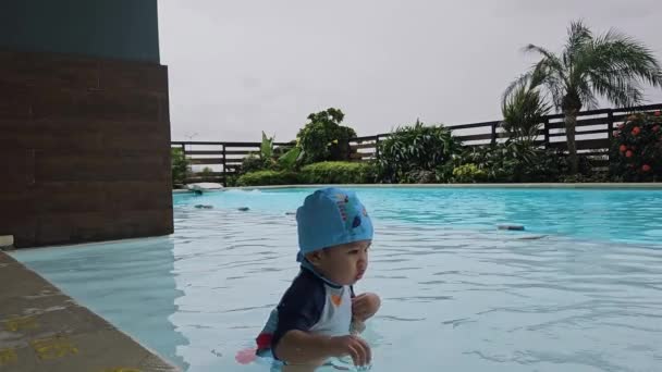 Azji Mały Chłopiec Pluskać Siedzi Krawędzi Odkryty Basen — Wideo stockowe