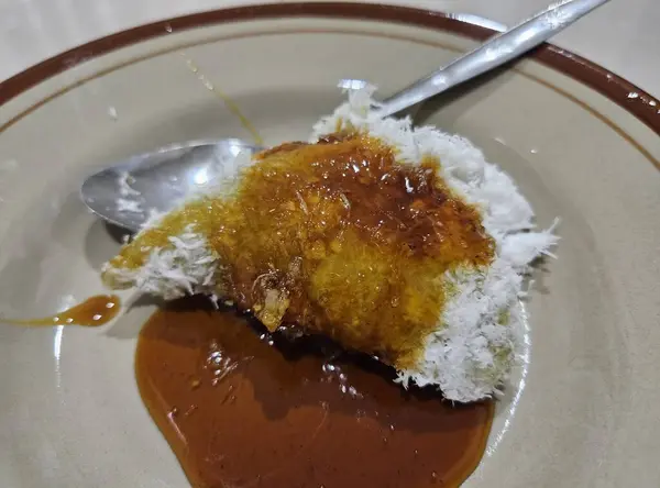 Lupis 'in bir fotoğrafı, glüten pilavı, muz yaprağı, hindistan cevizi ve esmer şeker sosundan yapılmış geleneksel Endonezya pastası. Lupis, Endonezya 'nın pek çok tatlısından biridir..