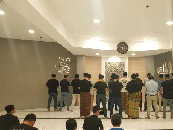 Cakarta, Endonezya - 23 Mart 2024: Camide shalat dua eden bir grup Müslüman. Arkadan bak. İslam namazı.