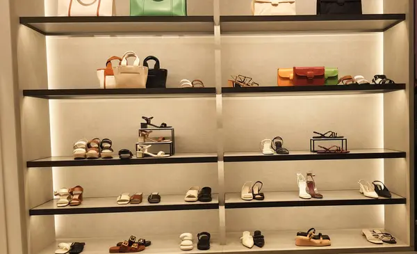 Jakarta, Endonezya - 23 Mart 2024: Charles ve Keith 'in jakarta' daki mağazasının içi. Charles ve Keith Pte. Ltd. Singapur 'da bir moda evi ve lüks eşyalar şirketi..