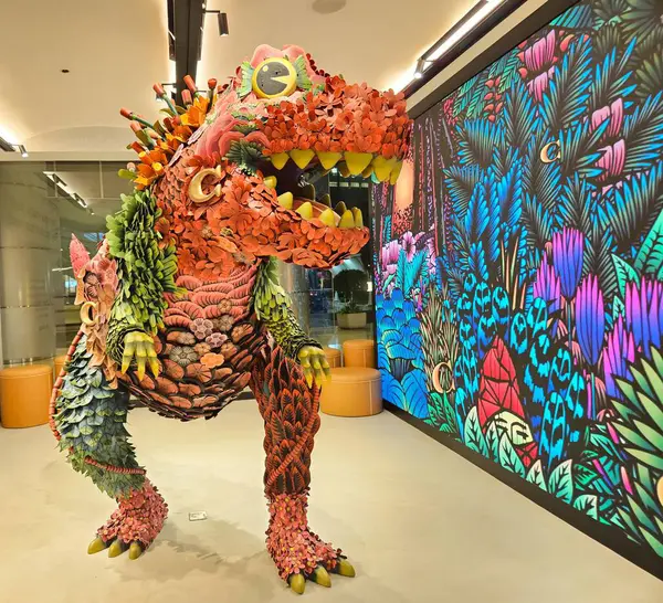 Grand Endonezya Alışveriş Merkezi 'ndeki güzel dinozor heykeli, jakarta