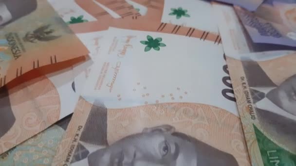 Endonezya Rupiah Banknotları Bir Yığın Banknotun Üzerinde Uçan Kamera 2000 — Stok video