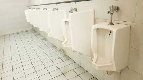 Banyo duvarına monte edilmiş beyaz erkek pisuvarı beyaz seramik duvar, sağlık konsepti