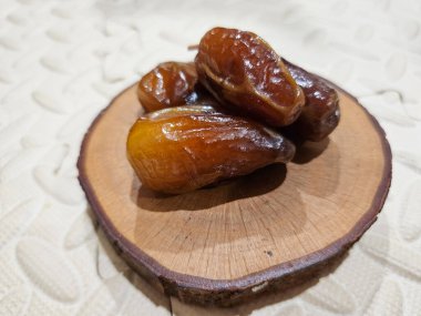 Ramazan oruç kavramı, Mübarek bayramını kapatma tarihi ahşap arka plan, Ramazan 'da oruç için yemek, İslami dinin sağlıklı gıda sembolü