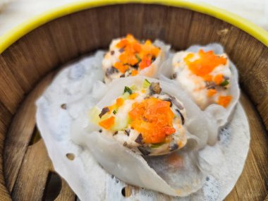 Dim Sum 'u ahşap sepete koy.