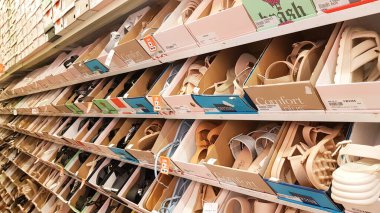 Jakarta, Endonezya - 30 Mart 2024: Raflarda sergilenen çeşitli ayakkabı markalarının görüntüsü