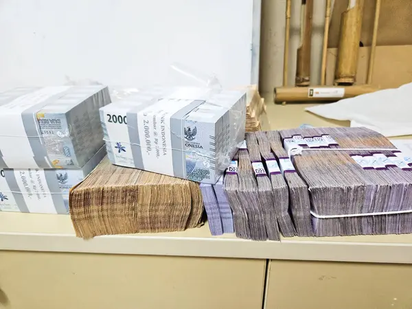 Masadaki bir yığın Endonezya rupiası (Rp) Endonezya 'nın resmi para birimidir.