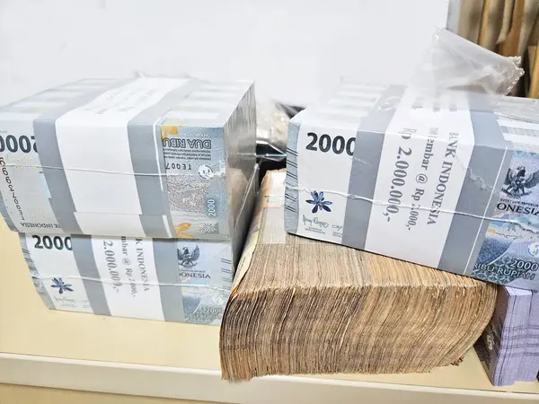 Masadaki bir yığın Endonezya rupiası (Rp) Endonezya 'nın resmi para birimidir.