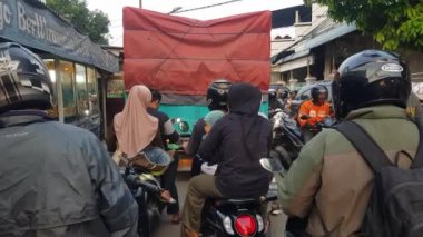 Jakarta, Endonezya - 3 Nisan 2024: Cakarta kırsal yollarında yoğun trafik
