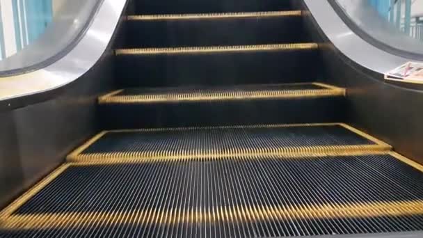 Modern Yürüyen Merdivenlerin Alçak Açılı Perspektifli Görüntüsü Otomatik Asansör Mekanizması — Stok video
