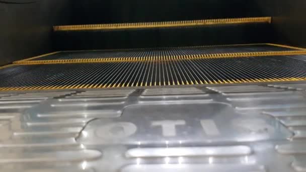 Vista Bucle Ángulo Bajo Escaleras Mecánicas Modernas Mecanismo Ascensor Automatizado — Vídeo de stock