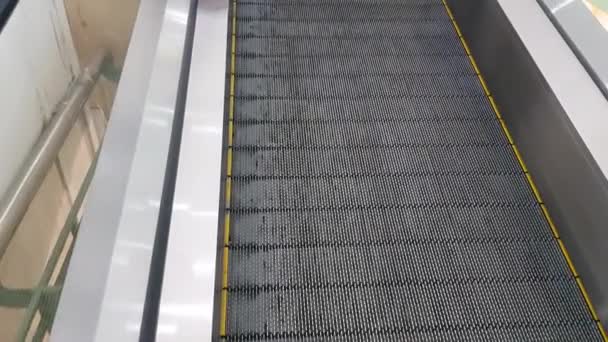 Aufnahme Einer Person Die Einem Einkaufszentrum Eine Rolltreppe Hinaufsteigt — Stockvideo