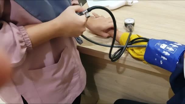 Frauen Überprüfen Blutdruckmessgerät Und Pulsmesser Mit Spannungsdruckmessgerät Gesundheitswesen Und Medizinisches — Stockvideo