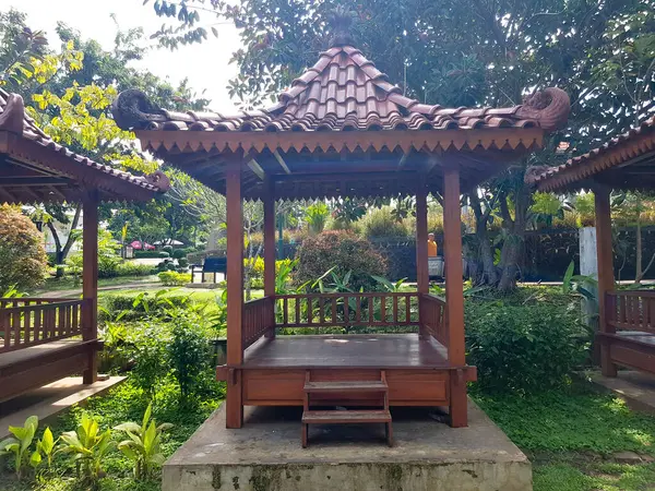 Banyumas, Endonezya - 11 Nisan 2024: Gazebo saung Joglo, Gazebo saung Joglo Java tarzı bir yapı veya ev, Gazebo saung Joglo in mas kemambang, Banyumas, Endonezya
