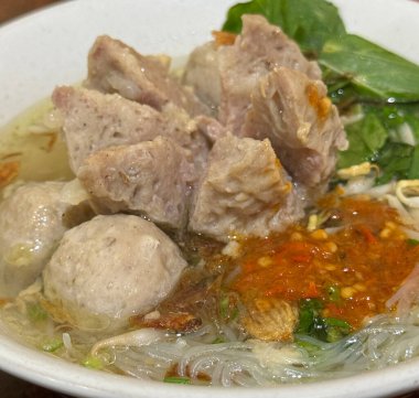Bakso Köfteli Erişte Çorba ile servis edilen Chili Sour Suace Endonezya yemek stili üst görünüm Bogor Endonezya