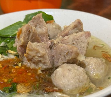 Bakso Köfteli Erişte Çorba ile servis edilen Chili Sour Suace Endonezya yemek stili üst görünüm Bogor Endonezya