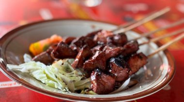 Sate kambing ya da kuzu satay ya da keçi eti dilimlenmiş lahana, domates, soya sosu ve kırmızı biber ile servis edilen satay, Endonezya sokak yemeği.
