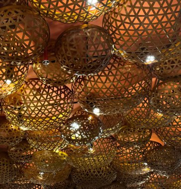 Tavandan sarkan birkaç modern rattan tavan lambası odayı aydınlatıyor. Lambalar, uzaya çağdaş bir dokunuş ekleyerek gösterişli ve şık bir tasarım içeriyor.