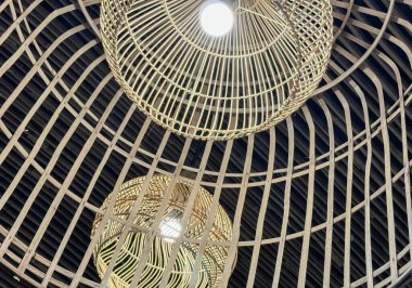 Tavandan sarkan birkaç modern rattan tavan lambası odayı aydınlatıyor. Lambalar, uzaya çağdaş bir dokunuş ekleyerek gösterişli ve şık bir tasarım içeriyor..