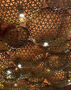 Tavandan sarkan birkaç modern rattan tavan lambası odayı aydınlatıyor. Lambalar, uzaya çağdaş bir dokunuş ekleyerek gösterişli ve şık bir tasarım içeriyor.