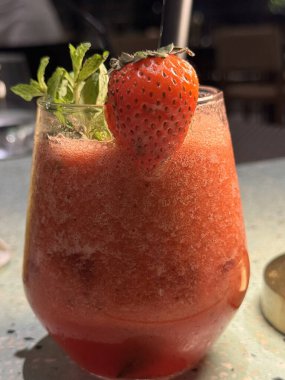 Bol miktarda C vitamini içeren çilek suyu vücut sağlığı, yumuşak odak dokusu, seçici odak ve bulanık arkaplan için iyidir.