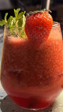 Bol miktarda C vitamini içeren çilek suyu vücut sağlığı, yumuşak odak dokusu, seçici odak ve bulanık arkaplan için iyidir.