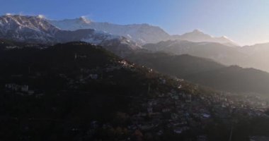 Güneş doğarken Dhauladhar dağları ve Dharamshala şehrinin gerçek panoramik görüntüsü