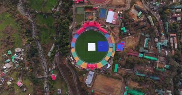 Letecký Pohled Horního Úhlu Zachycuje Krásu Kriketového Stadionu Uhnízděný Dharamshala — Stock video
