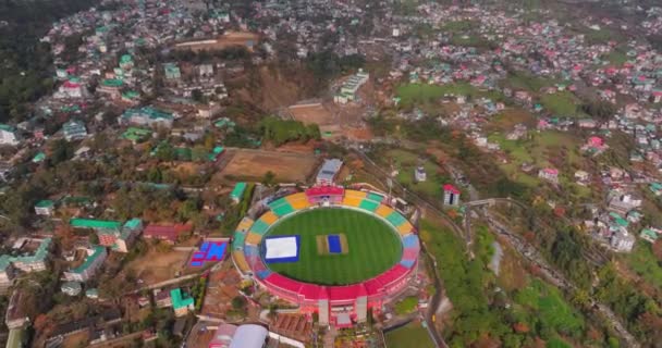 Een Opwaartse Kanteling Van Drone Vanuit Het Cricket Stadion Onthult — Stockvideo