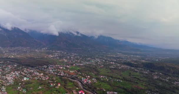 ダラムシャラ市 ダルラダール山脈の空中ビュー フレームに見える雲 カラフルな家 緑の農場で覆われた4Kビデオ — ストック動画