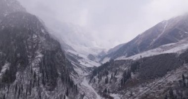 Himalayalar 'daki Rohtang tünelindeki karla kaplı vadinin havadan görünüşü, taze kar, kış, Himachal Pradesh.