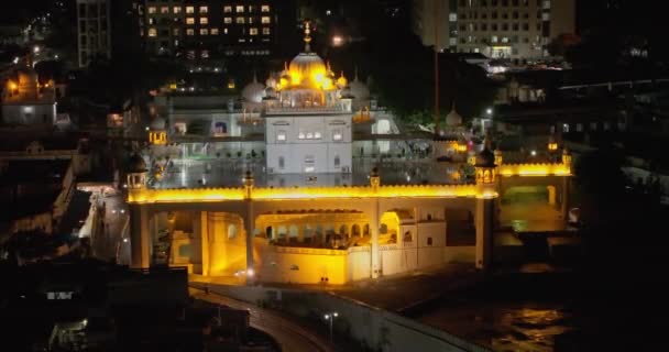夜のガルドーラ アンダプル サヒブの空中観察 アナヌプル グルーラはシク教の歴史を反映したシク教の遺産の一つです — ストック動画