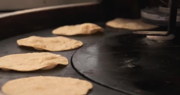 Machine Mengt Moeiteloos Rolt Kookt Chapatis Het Stroomlijnen Van Het — Stockvideo