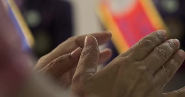 Ręczne Gesty Przekazują Emocje Idee Intencje Niewerbalnie Wzbogacając Komunikację Niuansami — Wideo stockowe