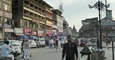 Lal Chowk 'un işlek caddesi, Srinagar, Hindistan SRINAGAR, Hindistan - 24 Haziran 2022