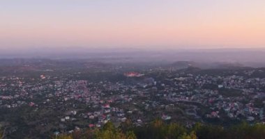 Dharamshala, Kuzey Hindistan 'ı deneyin, alacakaranlıkta, Dalai Lama' nın memleketi, göz kamaştırıcı bir üst açıyla ünlü kriket stadyumunu gösteriyor..