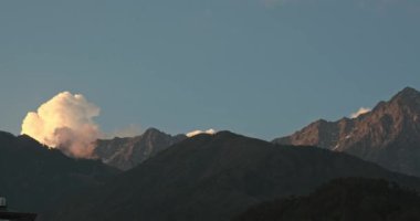 Dharamshala, Himachal Pradesh 'in üzerindeki Dhauladhar Dağları' ndaki bulutların zamanı.