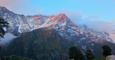 Dharamshala dağları üzerinde sürüklenen görkemli bulutlara hayret ediyorum. Doğanın görkeminin nefes kesici bir görüntüsü bekliyor..