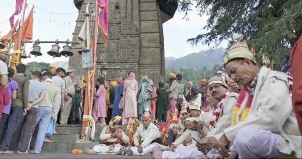 Priesters Buiten Shiva Tempel Chaurasi Temple Bharmour Tijdens Manimahesh Yatra — Stockvideo