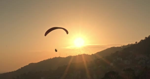 Büyüleyici Bir Siluet Beliriyor Dharamshala Himachal Pradesh Batan Güneşin Arkaplanını — Stok video