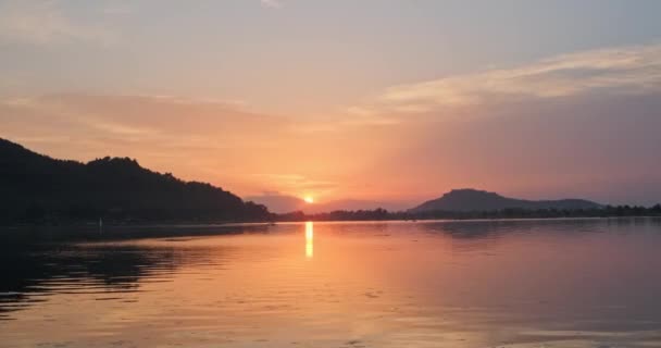 夕阳西下 达尔湖沐浴在迷人的橙色色调中 其反光的表面捕捉到过往船只惊人的美丽 — 图库视频影像