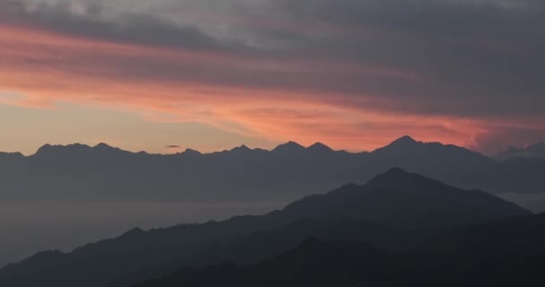 Zažijte Dechberoucí Podívanou Přírody Jak Slunce Zapadá Tyčícími Horami Maluje — Stock video