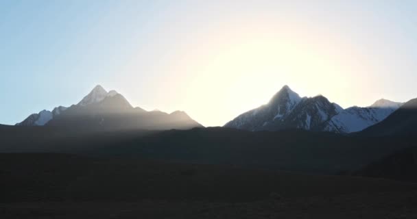 Закат Озере Чандра Тал Солнечные Лучи Глядя Горы Бросая Туманное — стоковое видео
