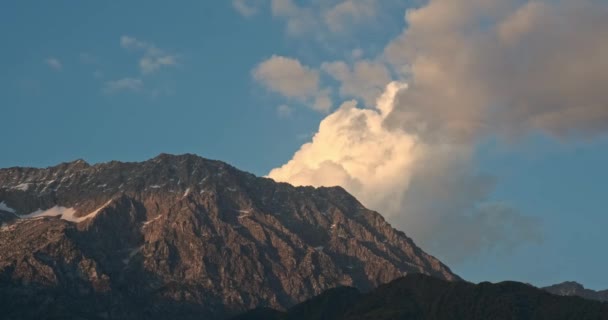 ヒマラヤ山脈の息をのむような光景が空に届き 神秘的な霧と永遠の雪に包まれました — ストック動画