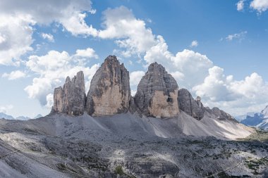 Dağların güzel manzarası ve mavi bulutlu gökyüzü, dolomitler. İtalya.