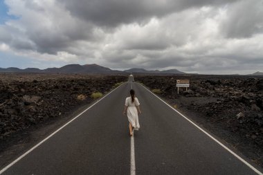 Kadin, yanardağa giden yolda. Tenerife 'de.